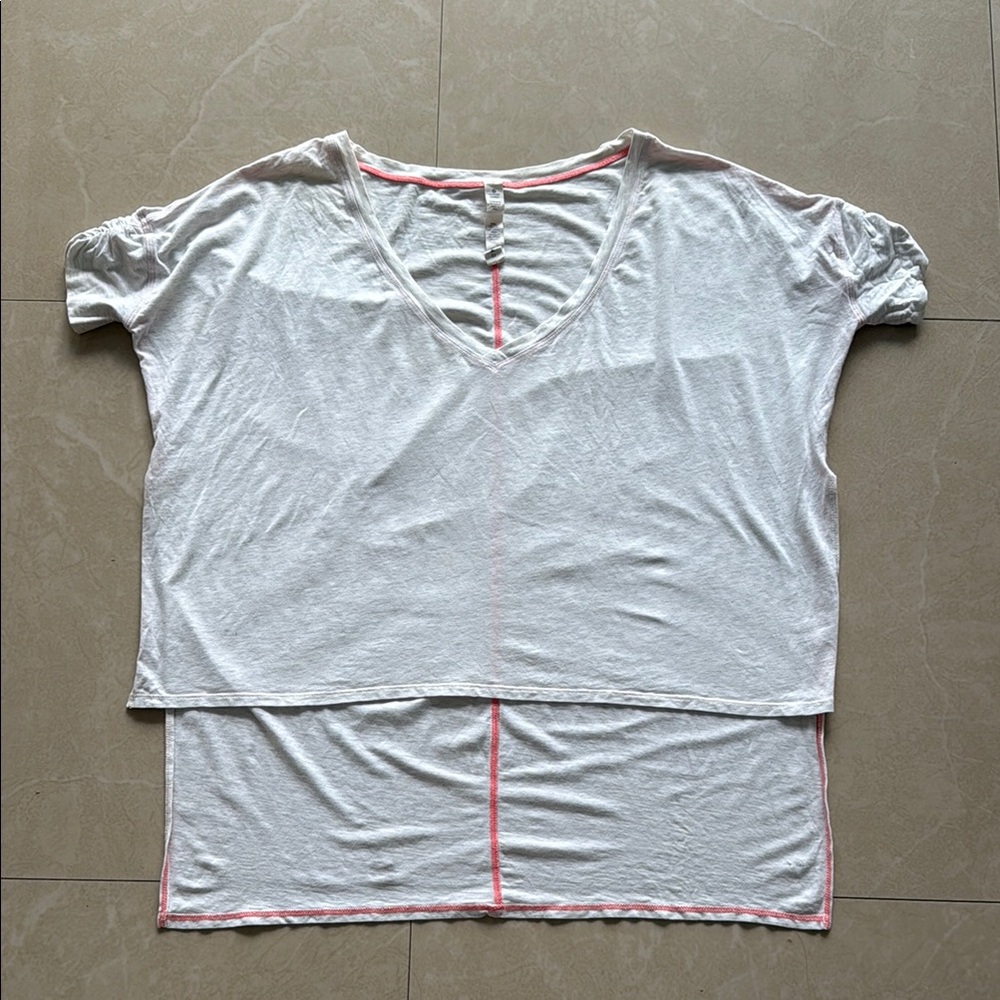 Lululemon High low short sleeve t shirt size 6 | Lag & Lore Style